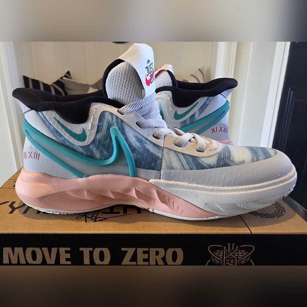 Childrens Nike Kyrie 8 GO (PS) Sneakers NIB